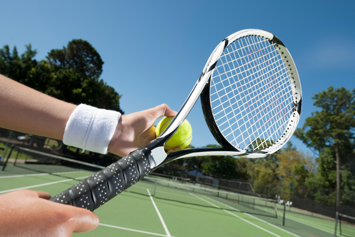 Теннисные конкурсы. Теннис. Большой теннис. Теннисная ракетка в руке. Теннисный корт.