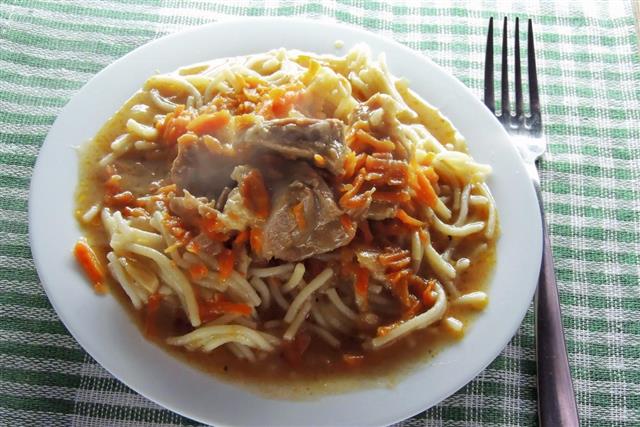 Noodles with gravy and meat