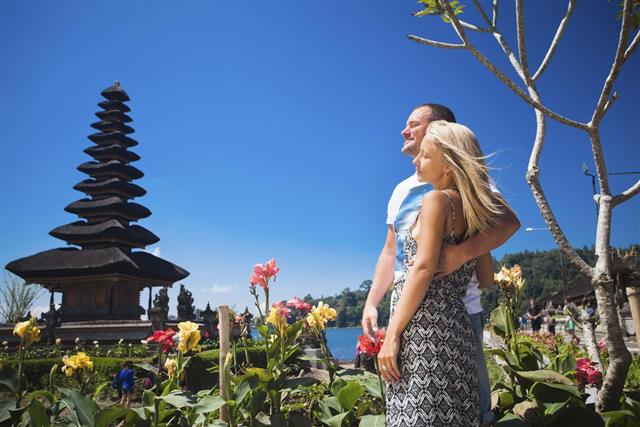 Honeymoon couple near the Balinese temple