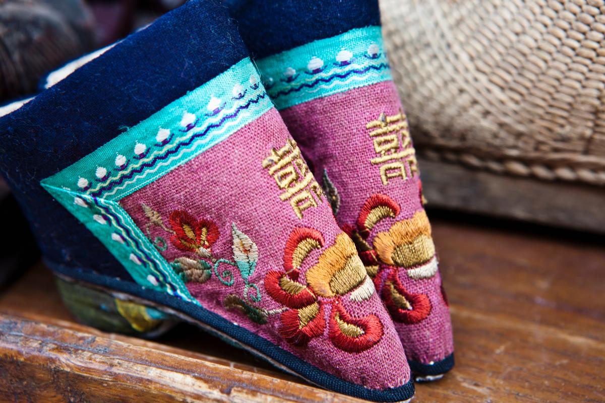 https://pixfeeds.com/images/13/381220/1200-514234610-shoes-for-foot-binding.jpg