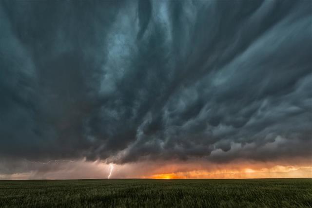 Supercell thunderstorm and mammatus cloud on Tornado Alley