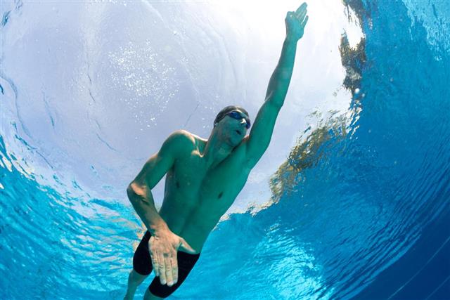Swimmer crawl underwater