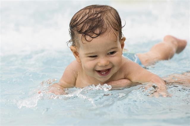 Lots of fun in baby swimming lessons