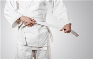 Judoka tying the white belt
