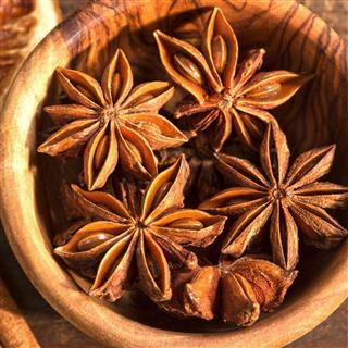 Anise in bowl