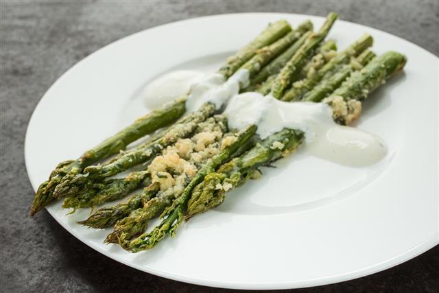 Gratinated asparagus with white sauce