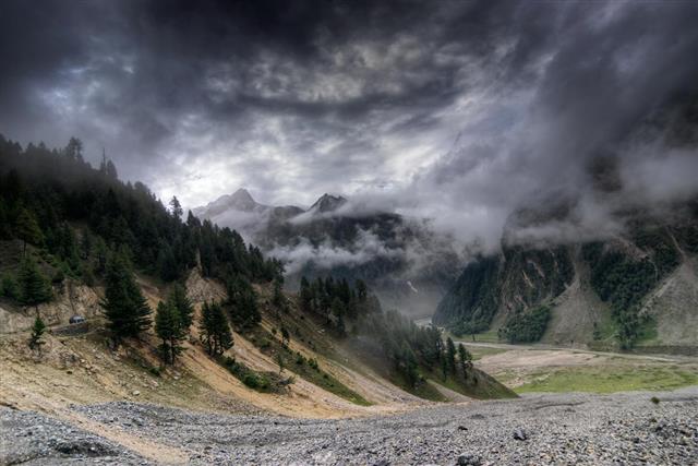 Nubes de tormenta sobre las montañas de ladakh