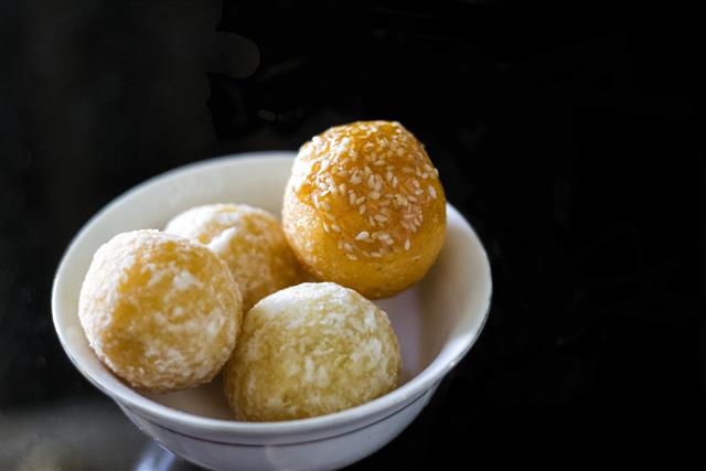 Vietnamese Deep-Fried Sesame Balls with Sweet Mung Bean Filling