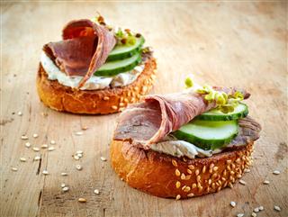 Toasted bread with roast beef and cucumber