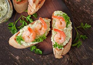 Bruschetta with a paste of green peas and shrimps