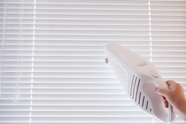 vacuum cleaner - cleaning window blinds