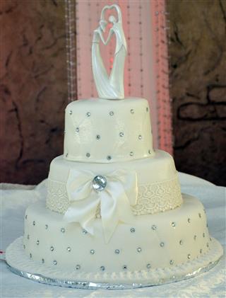 White Wedding cake, figurines