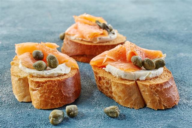 Toasted bread with smoked salmon