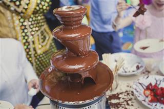 czekoladowa fontanna z Fondue, owocami i pianką na imprezie dla dzieci