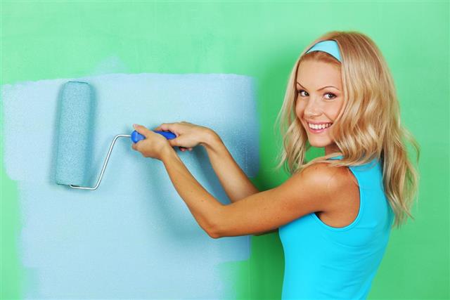 Kvinna måla på väggen