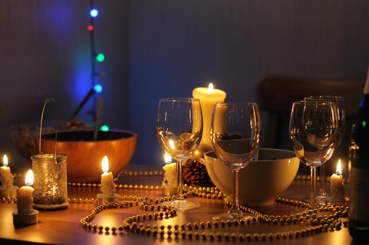 How to Arrange Candle Light Dinner at Home for a Surprise Date - Love Bondings