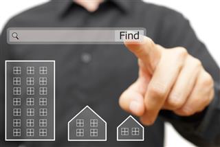 muž používá on-line vyhledávání najít správné nemovitosti
