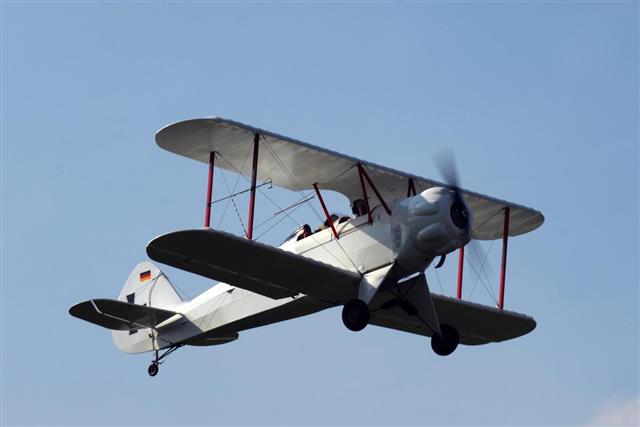 Old time propeller powered bi-plane