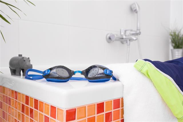 Swimming goggles and bath toy