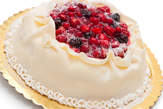 White chocolate cake with berries