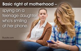 Podezíravá matka špehuje dceru, která si prohlíží telefon