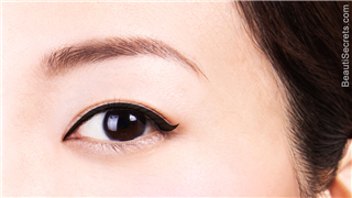 Woman with upper lash line eyeliner