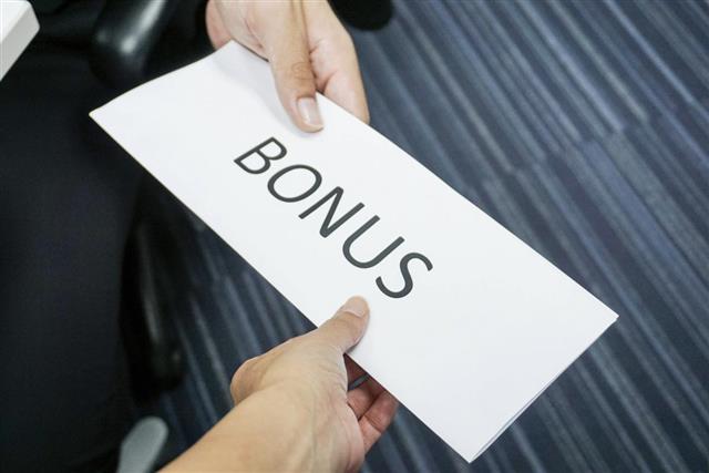 Boss give bonus to the employee