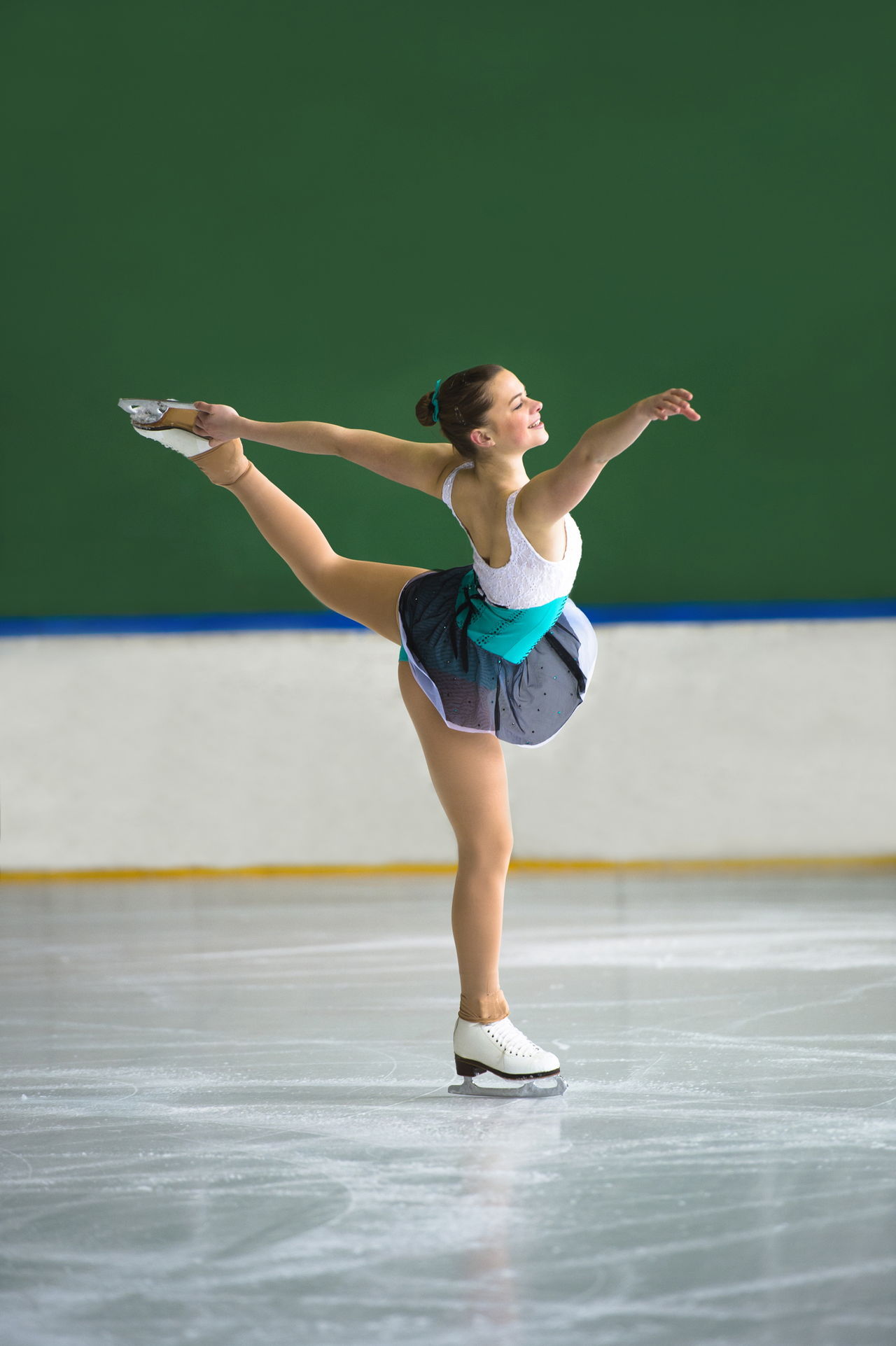 https://pixfeeds.com/images/adventure/ice-skating/1280-181882452-young-women-figure-skating.jpg