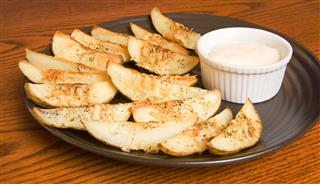Seasoned Potato Wedges With Dipping Sauce