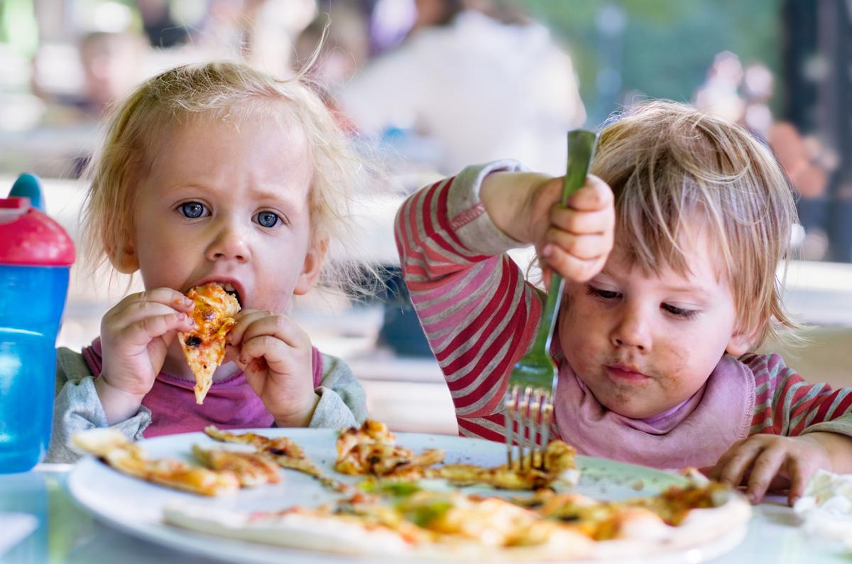 Включи малыши едят. Дети за столом. Ребенок завтракает. Ребенок ест с аппетитом. Дети едят в детском саду.