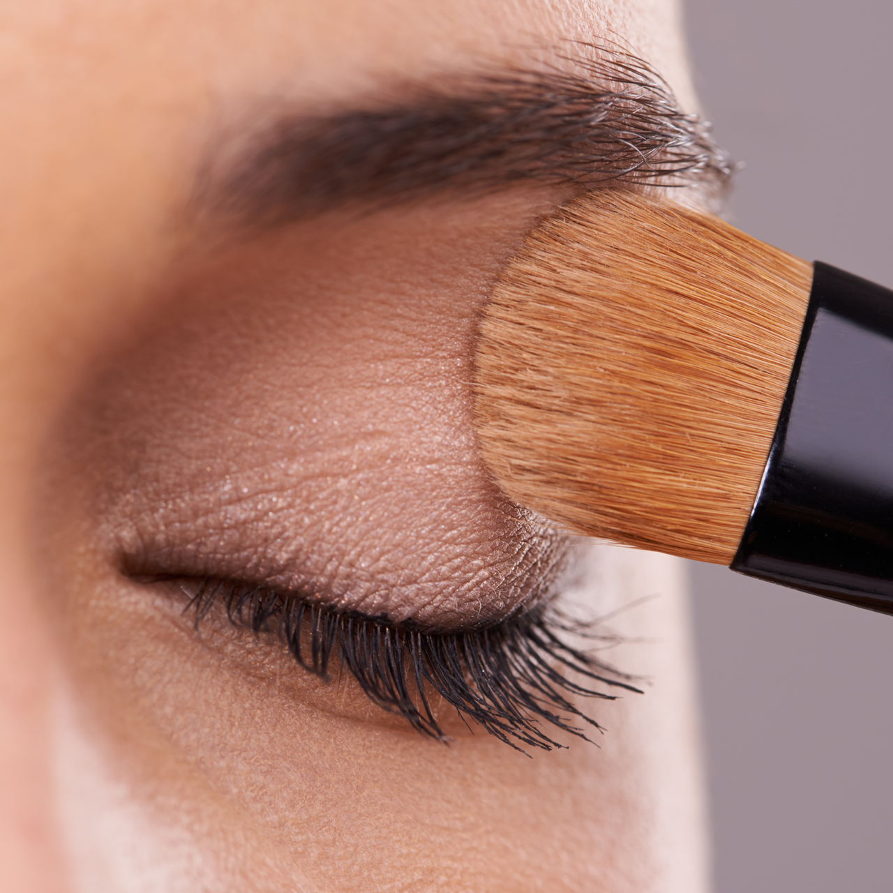  makeup tips to make eyes look less tired 