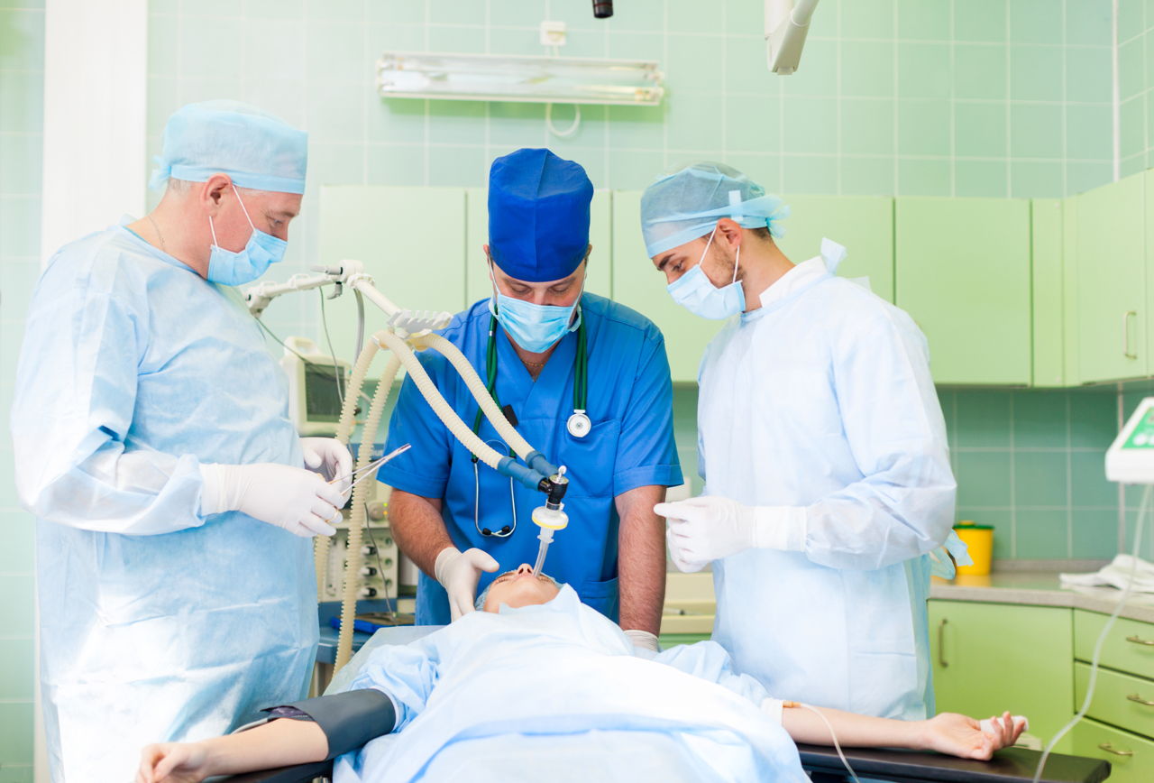 Анестезиолог в операционной