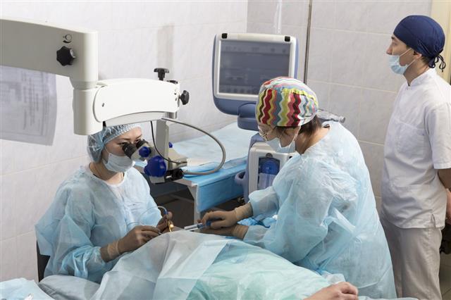 Crystalline Lens Replaceable Surgical Method