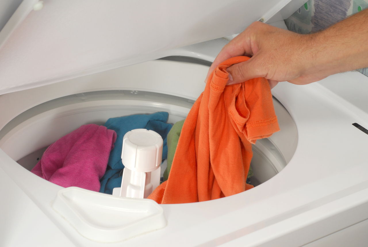 3 Methods That Show How to Remove Paint from Clothes ...