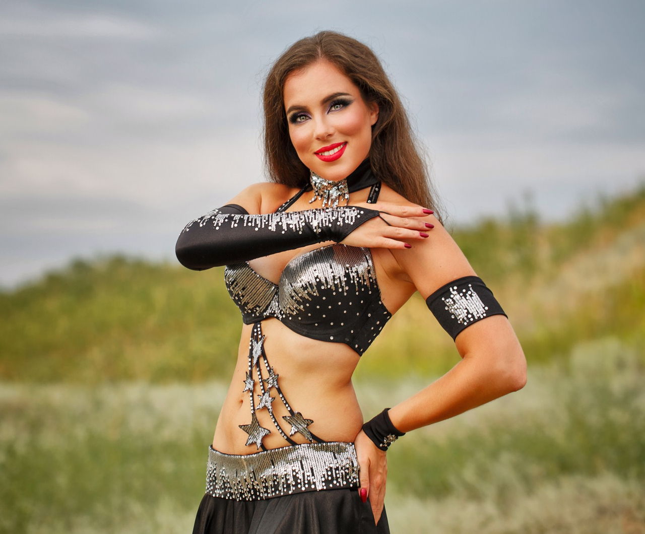 Beautiful Belly Dancer High-Res Stock Photo - Getty Images