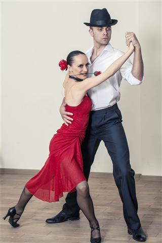 Casal Dançando Tango Argentino