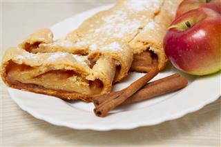 Sweet Apple Pie With Cinnamon
