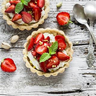 Tartlets With Cream Cheese And Strawberries