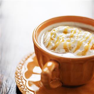 Latte kaffedrik med karamel og fløde