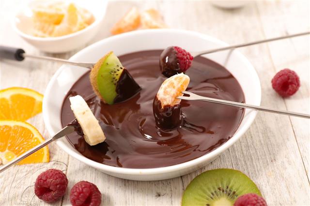 -fruit-dipping-in-chocolate-sauce