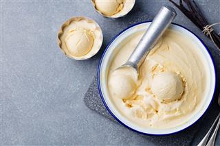 Homemade Vanilla Caramel Ice Cream