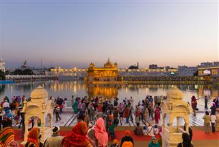 Tourists And Worshipper In Golden Temple