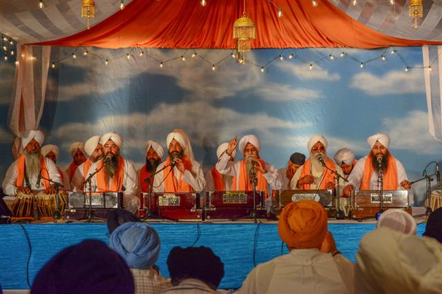 Devotee Sikhs Recite Prayers