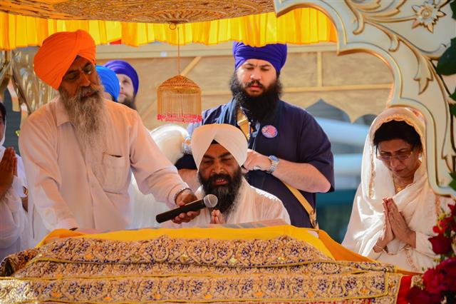 Devotee Sikh Recite Prayers