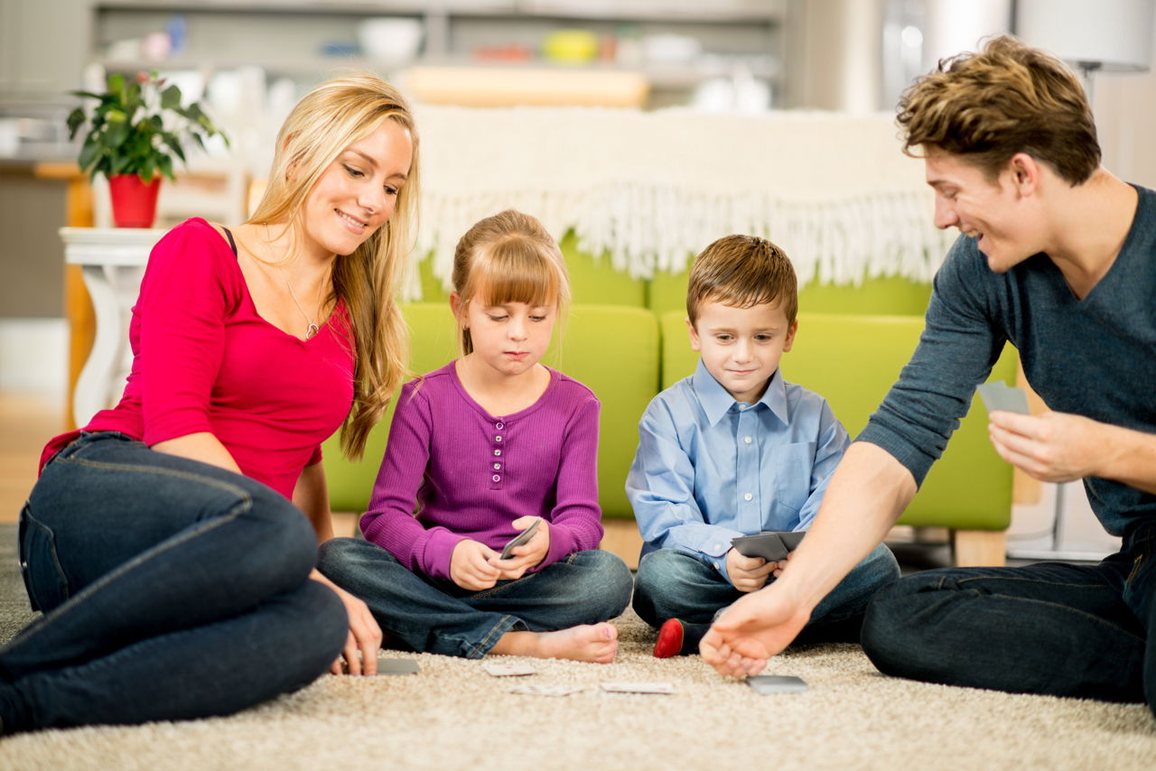Общение через игру. Родители и дети. Настольная игра «о семье». Родители играют с детьми. Семья за игой.
