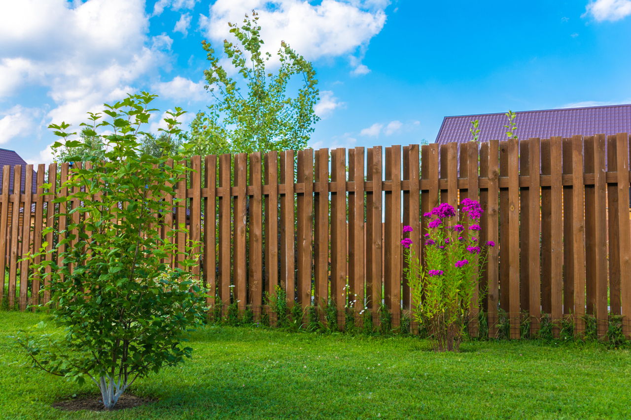 Wooden Fence Designs That Lend a Rustic Look to Your ...