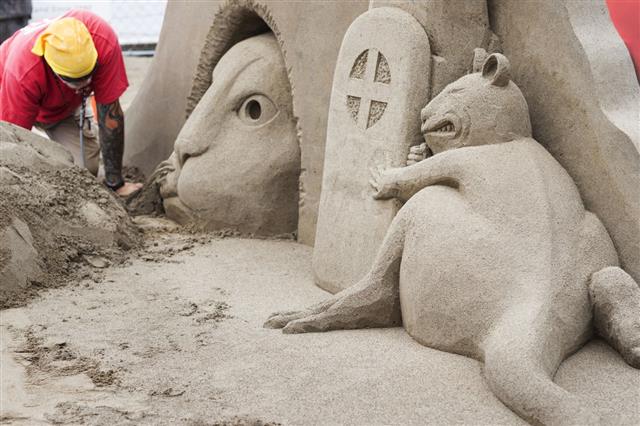 Cat And Mouse Sculpture In Sand