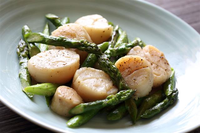 Sauteed Scollops Snd Asparagus With Butter