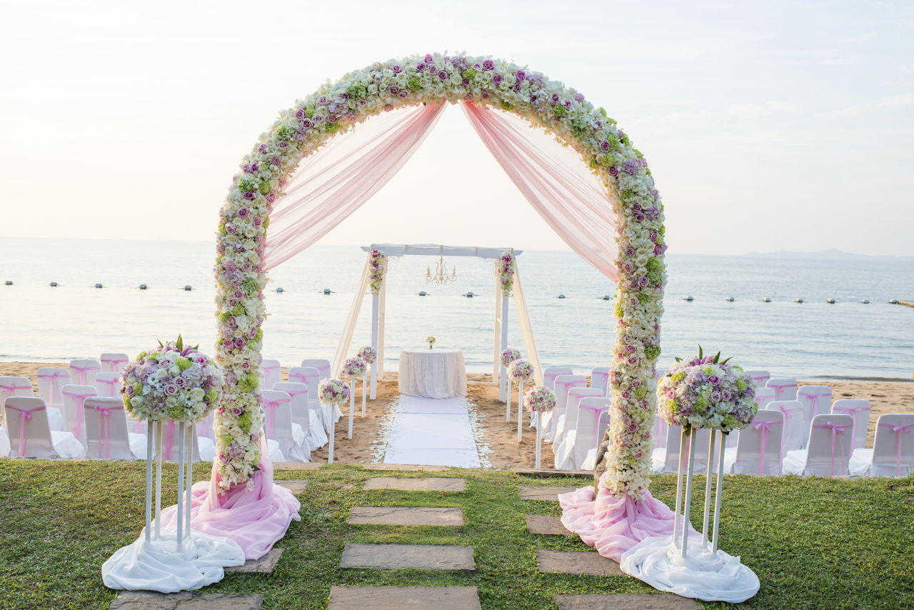 How to Decorate a Wedding Arch with Flowers