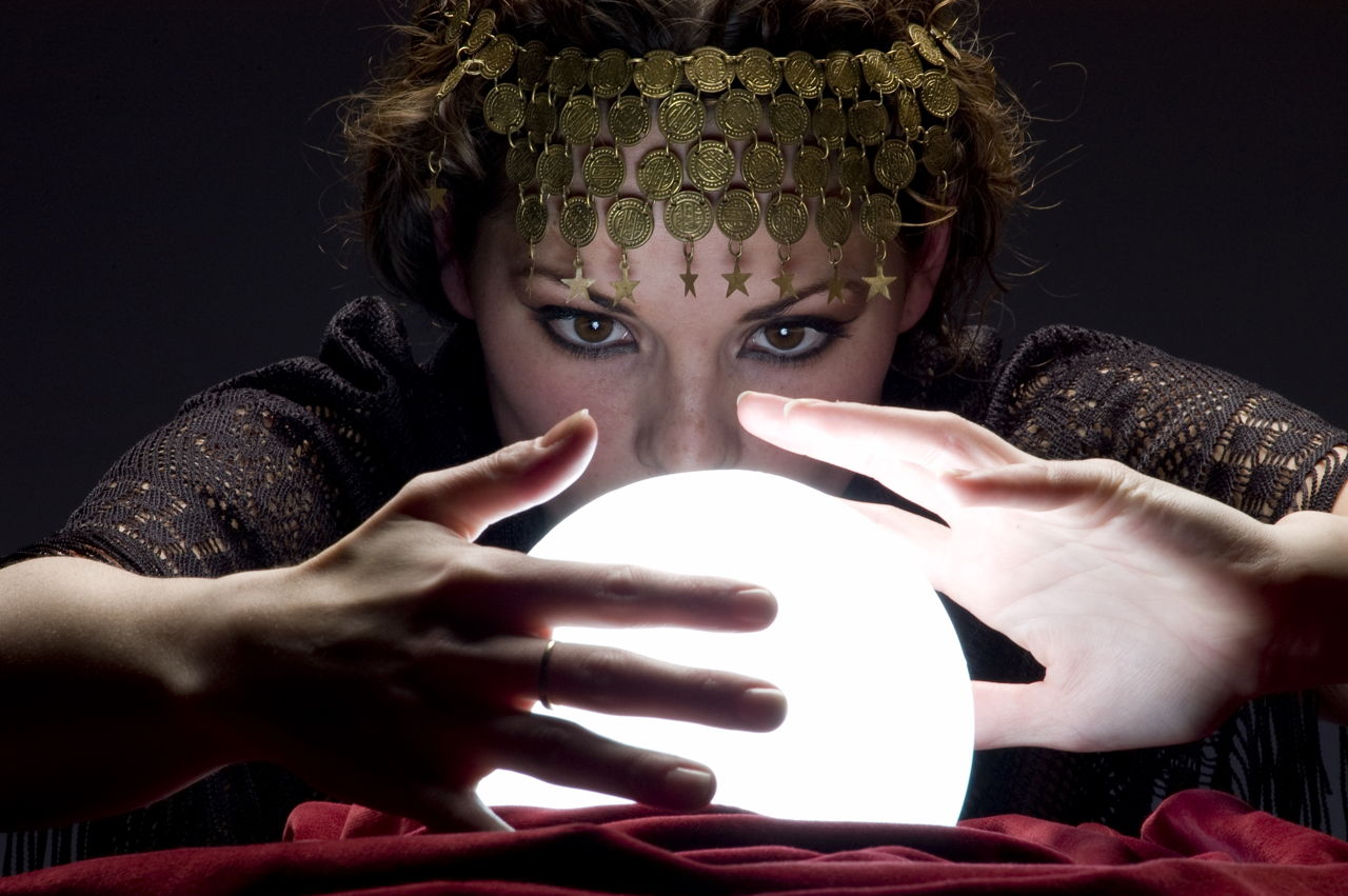 1280-108194384-fortune-teller-with-glowing-crystal-ball.jpg (1280×851)